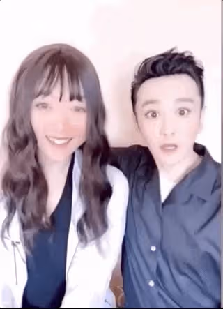 又一明星難逃美顏濾鏡,吳京和路人合影,模樣大變被調侃像撕漫男
