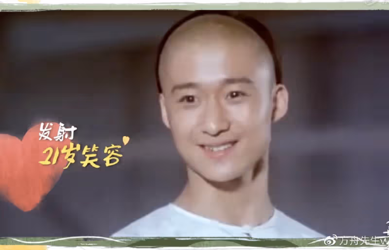 又一明星難逃美顏濾鏡,吳京和路人合影,模樣大變被調侃像撕漫男