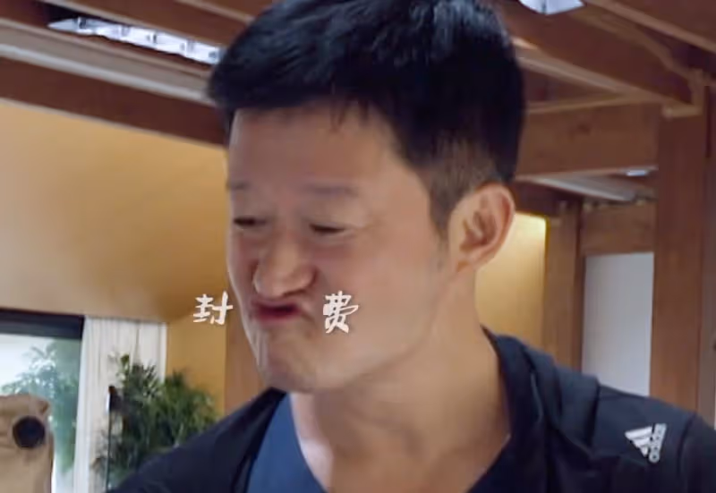 又一明星難逃美顏濾鏡,吳京和路人合影,模樣大變被調侃像撕漫男