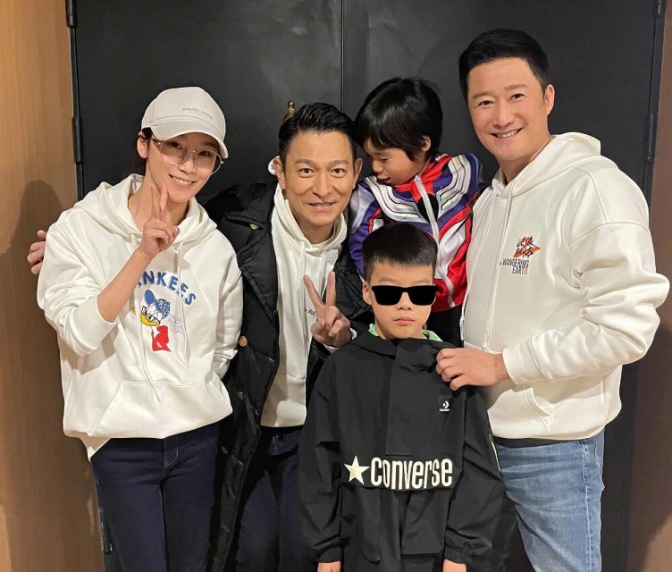 謝楠曬全家與劉德華合照,吳老二向61歲天王索吻,48歲吳京笑僵了