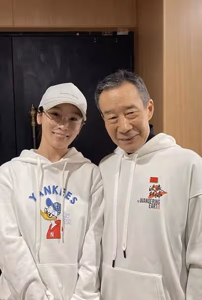 謝楠曬全家與劉德華合照，吳老二向61歲天王索吻，48歲吳京笑僵了