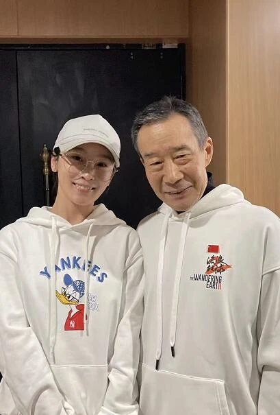 謝楠曬全家與劉德華合照,吳老二向61歲天王索吻,48歲吳京笑僵了