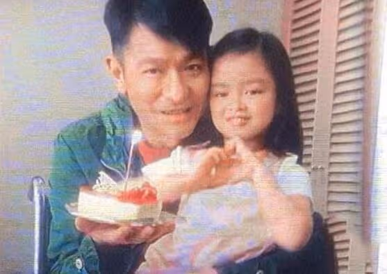 謝楠曬全家與劉德華合照，吳老二向61歲天王索吻，48歲吳京笑僵了