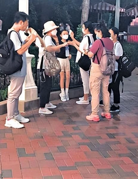 謝楠曬全家與劉德華合照,吳老二向61歲天王索吻,48歲吳京笑僵了