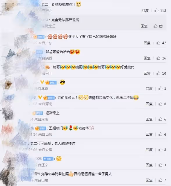 劉德華半蹲與吳京一家合影,吳所謂全程高冷臉,弟弟偷親華仔萌翻