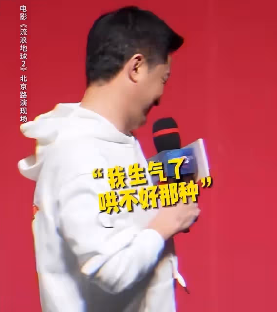 劉德華半蹲與吳京一家合影,吳所謂全程高冷臉,弟弟偷親華仔萌翻