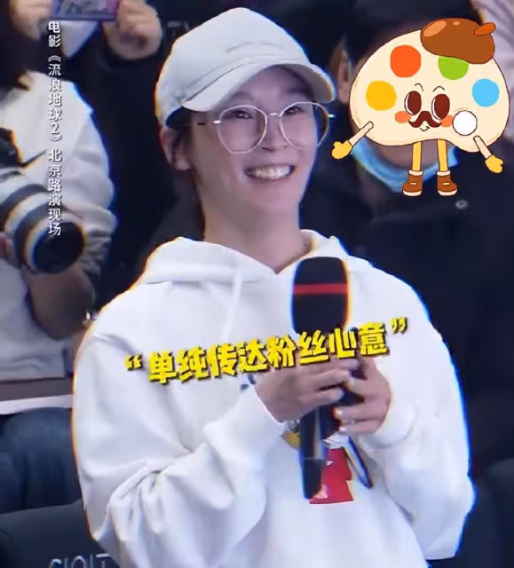 劉德華半蹲與吳京一家合影,吳所謂全程高冷臉,弟弟偷親華仔萌翻