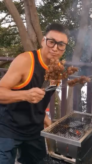當年紅遍台灣!63歲男星「路邊擺攤賣肉」全被拍 知情人曝「他其實身家破億」網愣:出來做健康的?