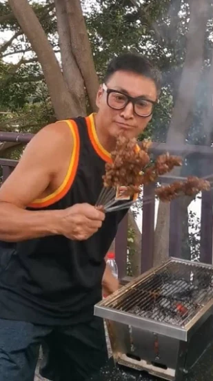 當年紅遍台灣!63歲男星「路邊擺攤賣肉」全被拍 知情人曝「他其實身家破億」網愣:出來做健康的?