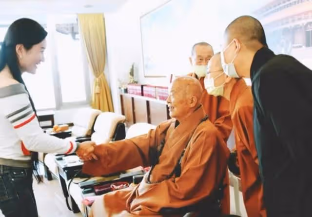 96歲佛光寺星雲大師圓寂!張紀中發文悼念,嬌妻露肩著裝惹熱議
