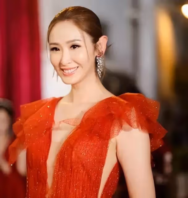 TVB金牌主持央視獻唱,千古第一才女造型被贊,節目當晚收視最高