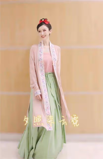 TVB金牌主持央視獻唱，千古第一才女造型被贊，節目當晚收視最高
