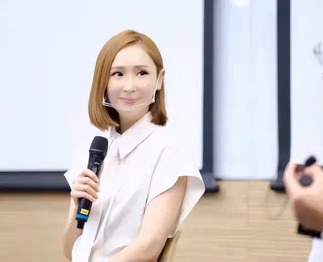 TVB金牌主持央視獻唱，千古第一才女造型被贊，節目當晚收視最高