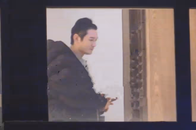 新戀情?黃曉明被女製片人親密捧臉,雙方貼臉擁抱,一起坐車離開