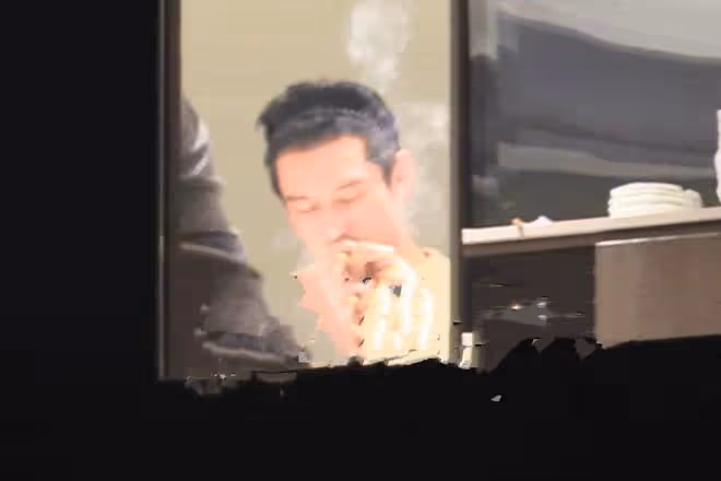 新戀情?黃曉明被女製片人親密捧臉,雙方貼臉擁抱,一起坐車離開