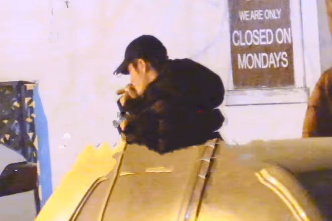 新戀情?黃曉明被女製片人親密捧臉,雙方貼臉擁抱,一起坐車離開