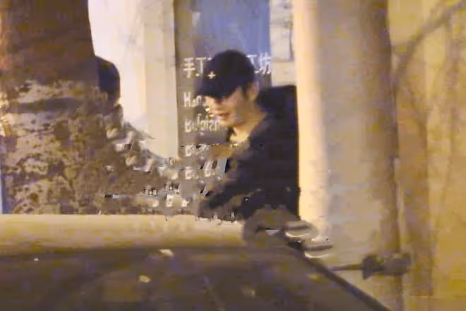 新戀情?黃曉明被女製片人親密捧臉,雙方貼臉擁抱,一起坐車離開