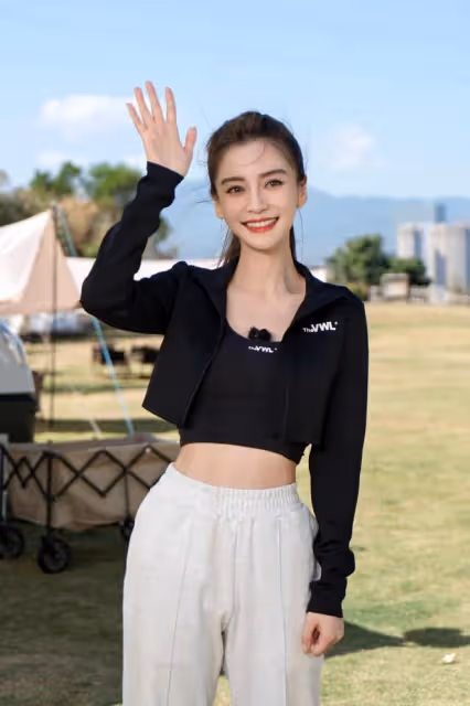 新戀情?黃曉明被女製片人親密捧臉,雙方貼臉擁抱,一起坐車離開