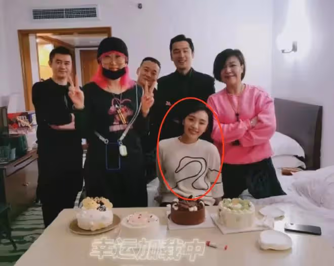 胡歌黃曦寧婚紗照曝光,胡嫂靠老公肩頭甜笑,4年前圈內人就知情