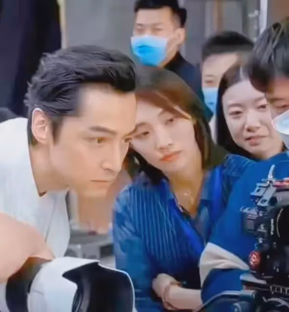 胡歌黃曦寧婚紗照曝光,胡嫂靠老公肩頭甜笑,4年前圈內人就知情