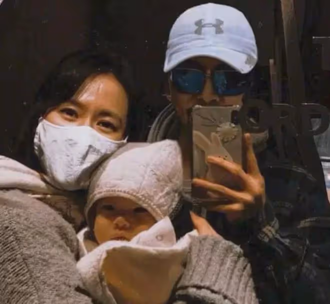玄彬孫藝珍全家福疑曝光,小番茄眼睛隨媽鼻子隨爸,女方略顯疲態