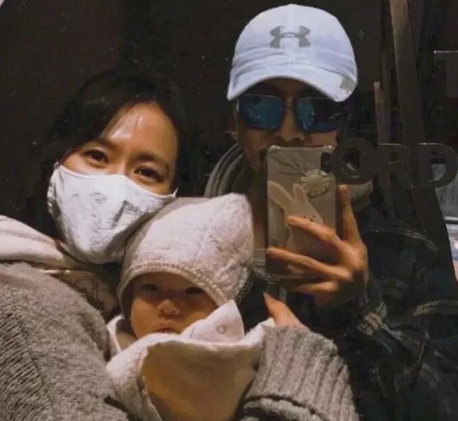 玄彬孫藝珍全家福疑曝光,小番茄眼睛隨媽鼻子隨爸,女方略顯疲態