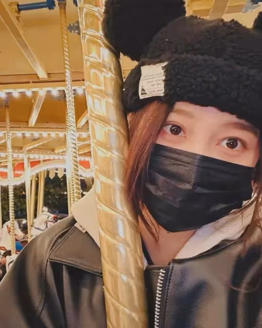 鹿晗關曉彤同游日本迪士尼,戴情侶帽暗戳戳撒糖,男方以背影出鏡