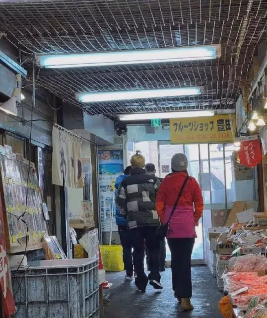 鹿晗關曉彤同游日本迪士尼,戴情侶帽暗戳戳撒糖,男方以背影出鏡