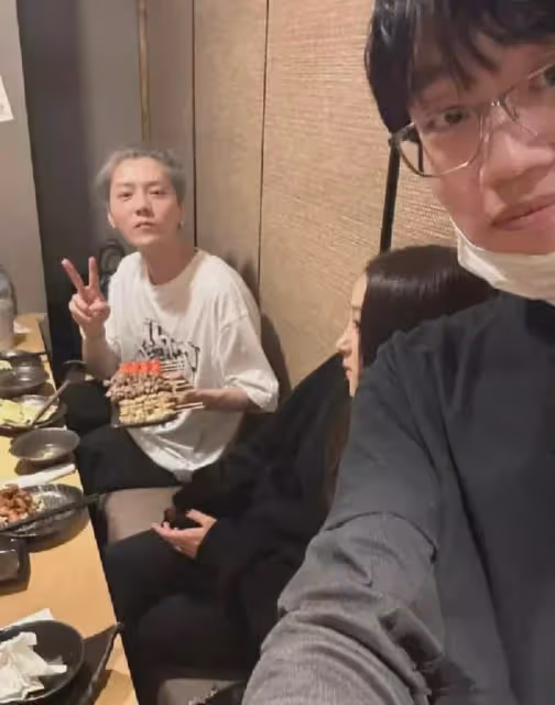 鹿晗關曉彤同游日本迪士尼，戴情侶帽暗戳戳撒糖，男方以背影出鏡