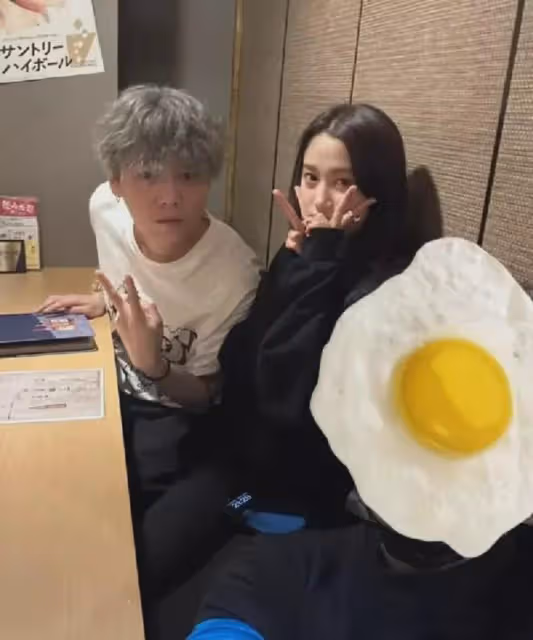 鹿晗關曉彤同游日本迪士尼，戴情侶帽暗戳戳撒糖，男方以背影出鏡