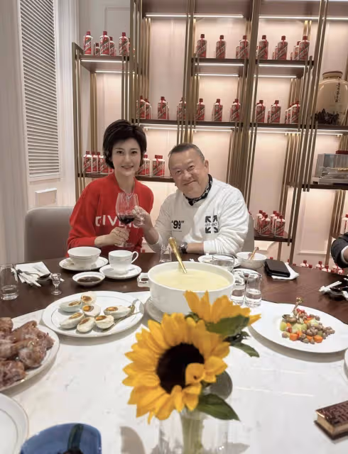 69歲曾志偉近況曝光!與富婆聚餐打扮低調氣色好,滿牆名酒太搶鏡