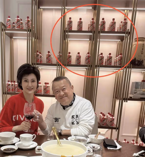 69歲曾志偉近況曝光!與富婆聚餐打扮低調氣色好,滿牆名酒太搶鏡