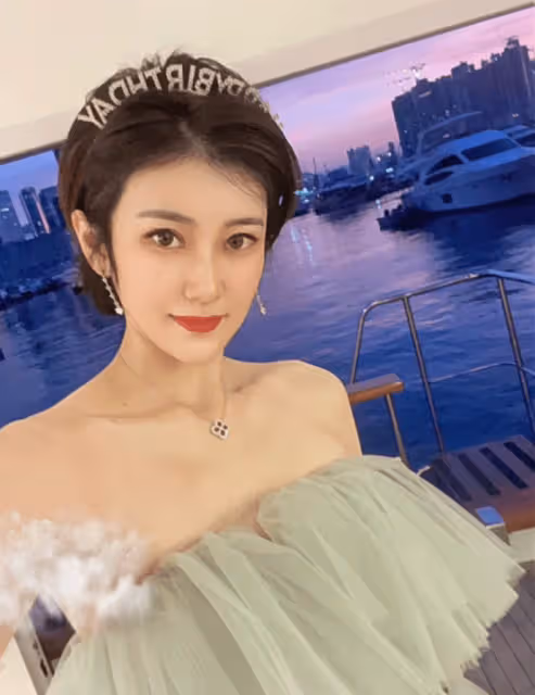 69歲曾志偉近況曝光!與富婆聚餐打扮低調氣色好,滿牆名酒太搶鏡