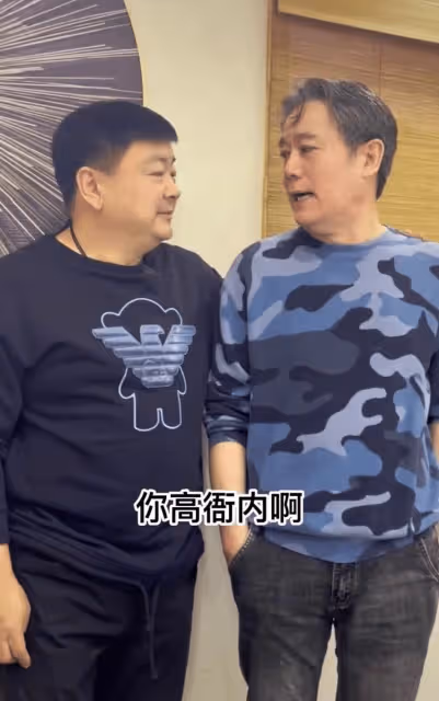 趙立冬扮演者鮑大志和好友聚會,滿面紅光氣色好,面露壞笑像壞人