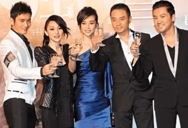 與楊穎復合無望!黃曉明深夜攬女製片人入懷,貼臉熱聊、舉止親密