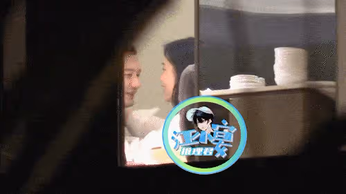 與楊穎復合無望！黃曉明深夜攬女製片人入懷，貼臉熱聊、舉止親密