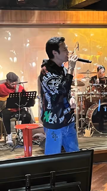 張學友與老朋友聚會,摟肩貼臉合影一臉甜笑,相識多年感情深厚