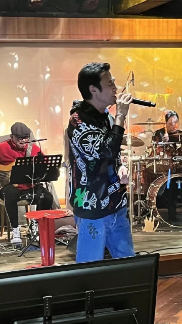 張學友與老朋友聚會,摟肩貼臉合影一臉甜笑,相識多年感情深厚