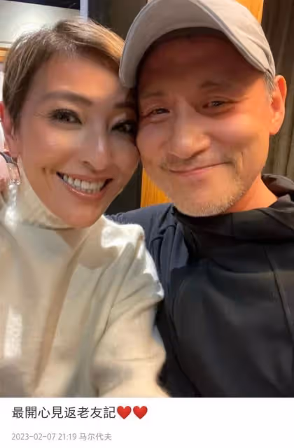 張學友與老朋友聚會,摟肩貼臉合影一臉甜笑,相識多年感情深厚