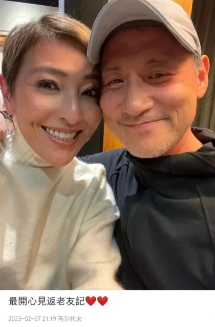 張學友與老朋友聚會,摟肩貼臉合影一臉甜笑,相識多年感情深厚