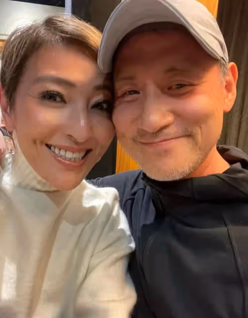 張學友與老朋友聚會,摟肩貼臉合影一臉甜笑,相識多年感情深厚