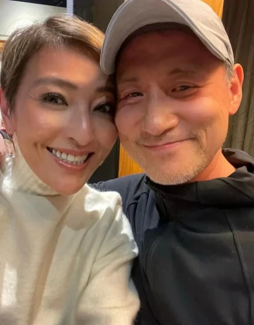 張學友與老朋友聚會,摟肩貼臉合影一臉甜笑,相識多年感情深厚