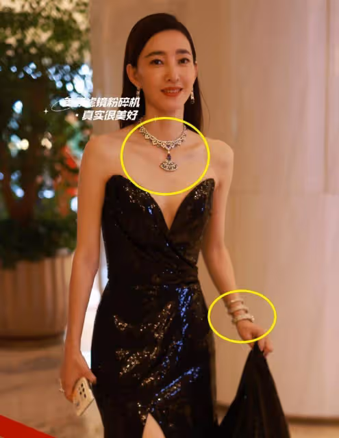 直擊受害者聲討王麗坤現場,要求其效仿劉濤替夫還債,群情激憤
