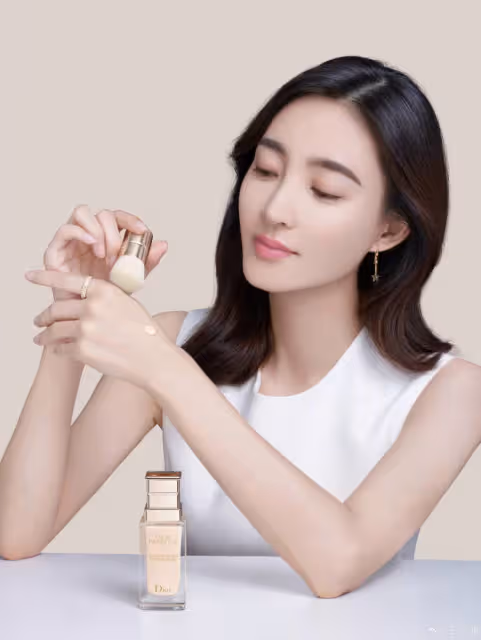 直擊受害者聲討王麗坤現場,要求其效仿劉濤替夫還債,群情激憤