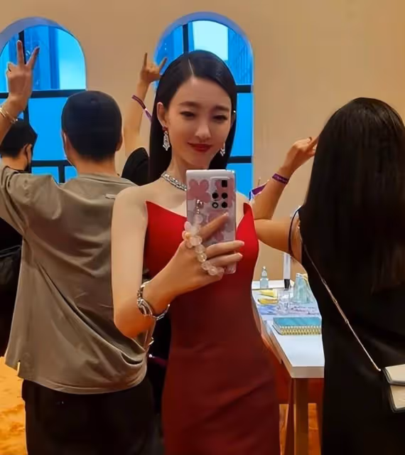 直擊受害者聲討王麗坤現場，要求其效仿劉濤替夫還債，群情激憤