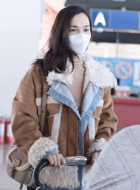 盧靖姍帶5個月女兒現身機場,與寶寶溫柔互動,請求媒體別拍孩子