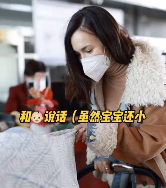 盧靖姍帶5個月女兒現身機場,與寶寶溫柔互動,請求媒體別拍孩子
