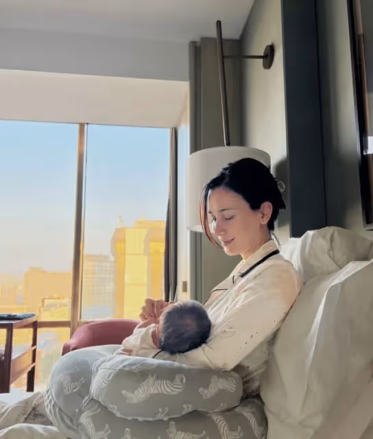 盧靖姍帶5個月女兒現身機場,與寶寶溫柔互動,請求媒體別拍孩子