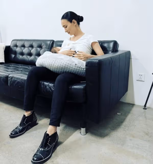 盧靖姍帶5個月女兒現身機場,與寶寶溫柔互動,請求媒體別拍孩子