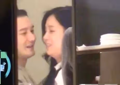 黃曉明:摟抱美女製片人太親密,貼臉說著悄悄話,深夜還一起回家